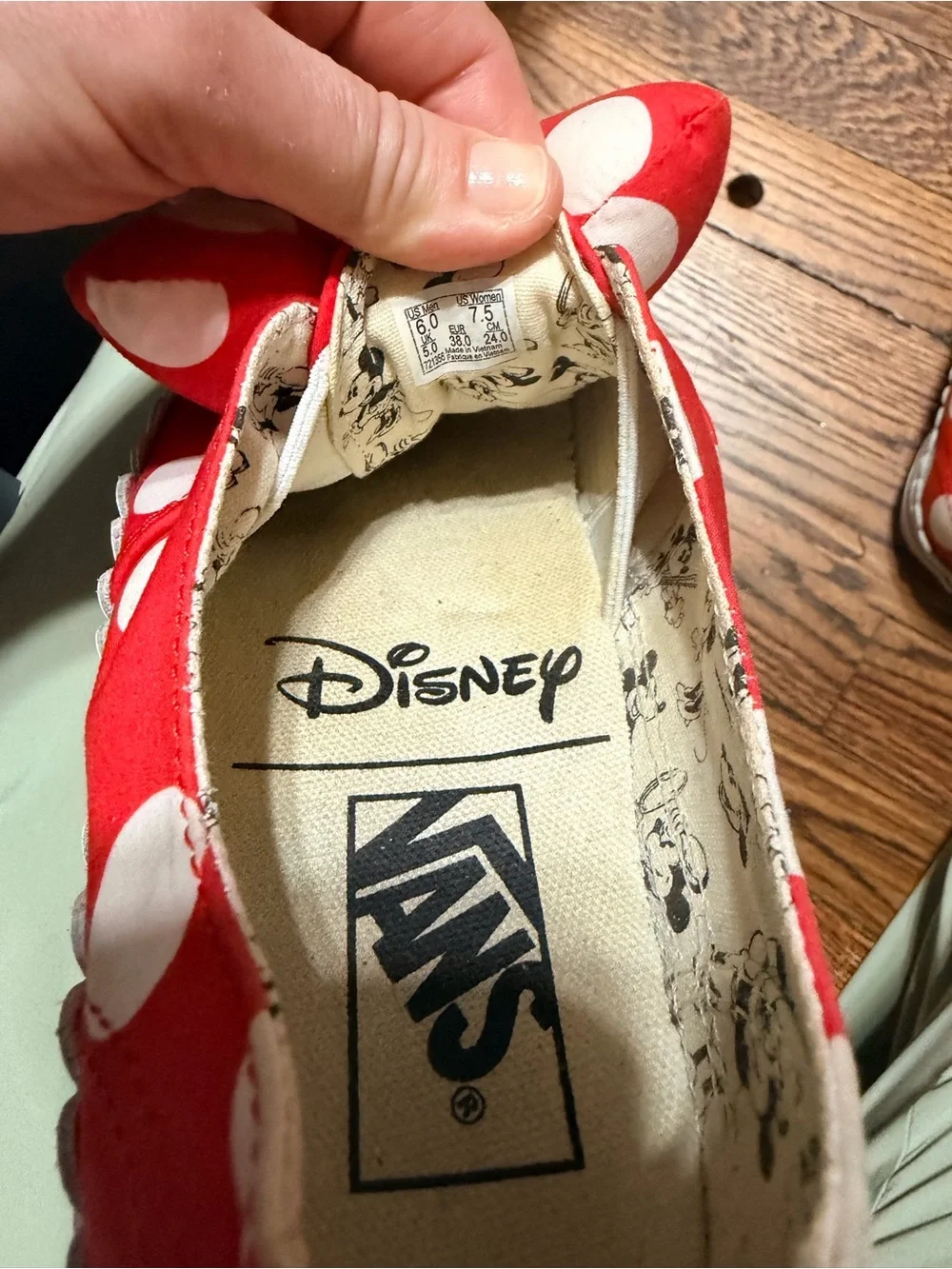 Vans x Disney Authentic Gore Minnie’s Bow Red Polka Dot Shoes W 7.5 M 6